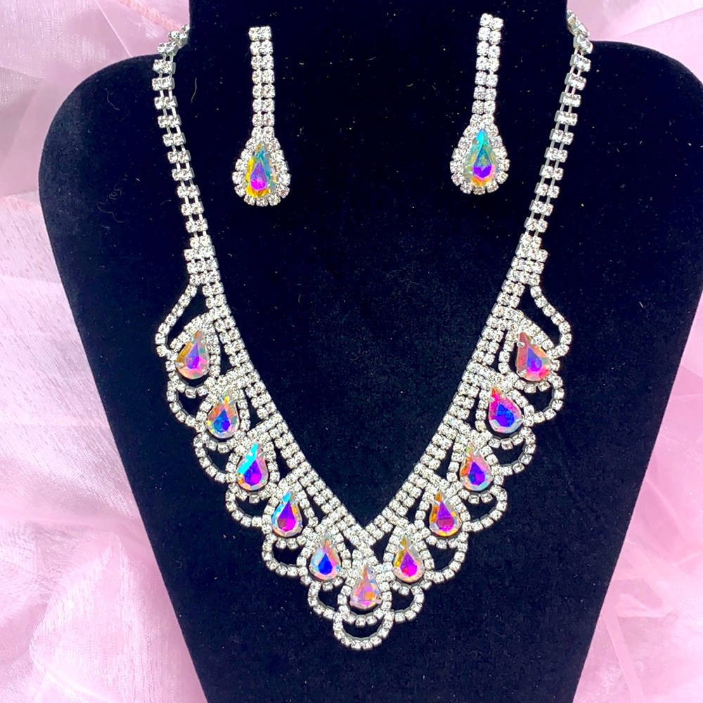 After five AB rhinestone necklace .This set is lovely , full of sparkle nwot